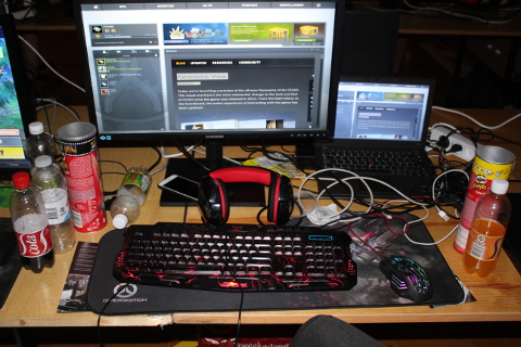Lys i keyboard, headset med mikrofon (meget vigtigt) og ellers v�ske i litervis. Et typisk billede af en gamerplads.